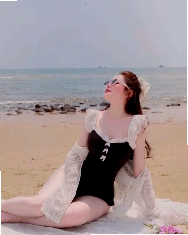 bikini hồng nhạt thang hồ bơi