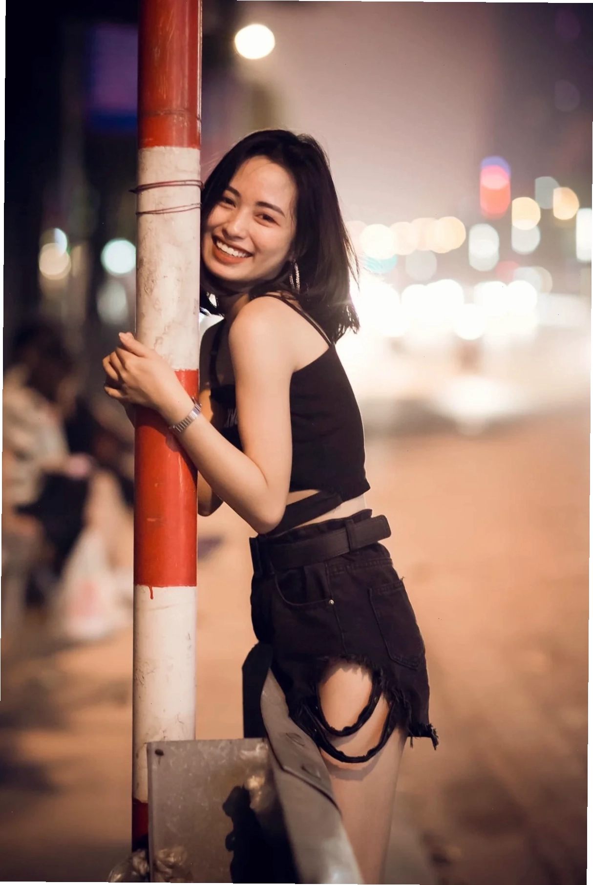Cảnh báo hành vi vi phạm giao thông, hình ảnh gái đứng đường