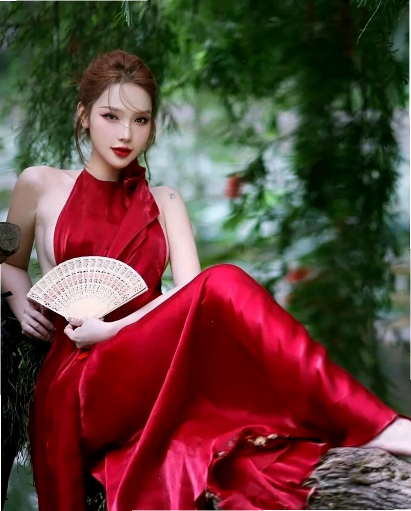 Chi tiết tinh tế trên chiếc yếm đào của cô gái mặc yếm đào xưa