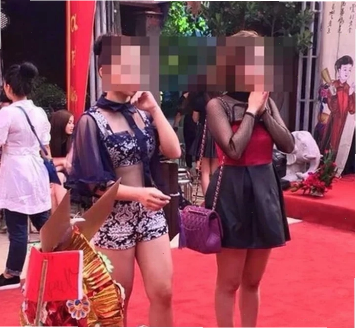 cô gái ăn mặc phản cảm ở hội an khi tham quan
