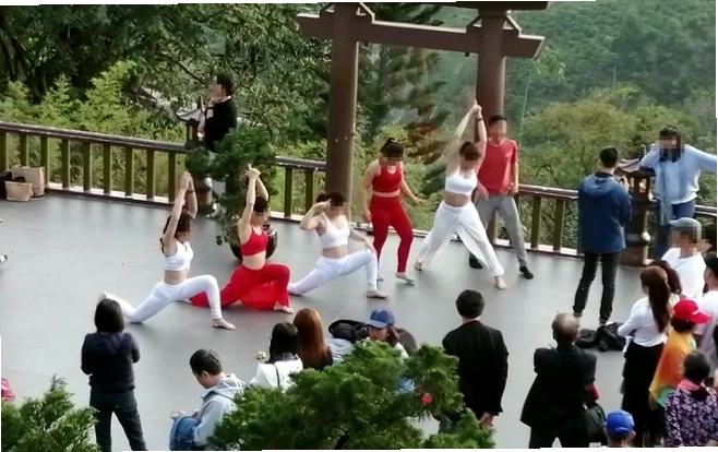 cô gái ăn mặc phản cảm ở hội an là bài học