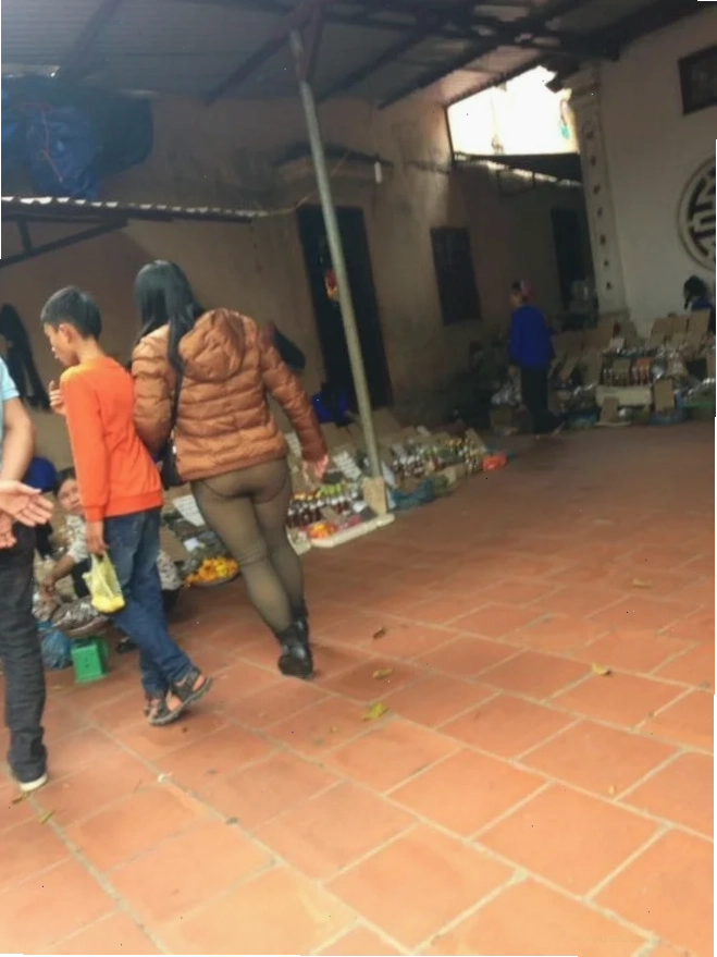 cô gái ăn mặc phản cảm ở hội an là du khách