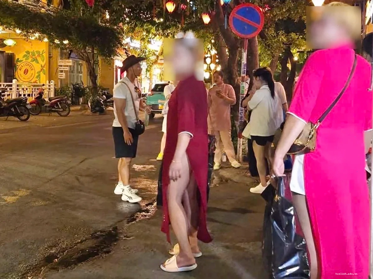 cô gái ăn mặc phản cảm ở hội an tại phố cổ