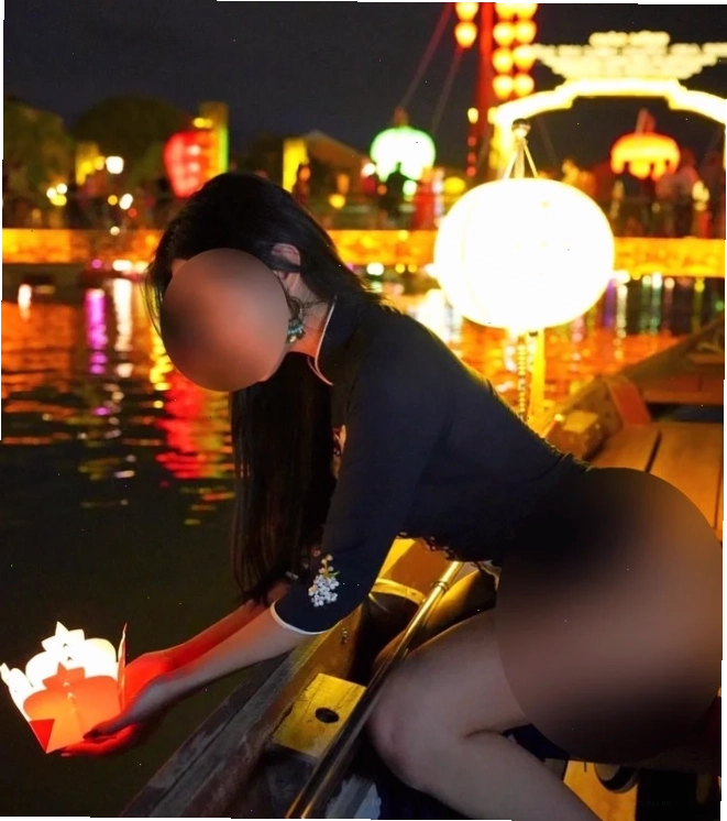 cô gái ăn mặc phản cảm ở hội an trong bài viết