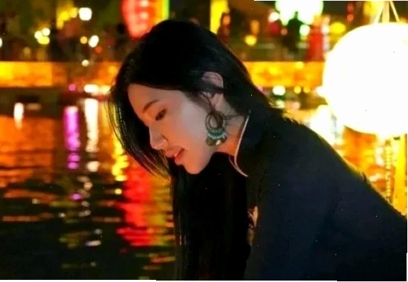 cô gái ăn mặc phản cảm ở hội an trong các hàng quán