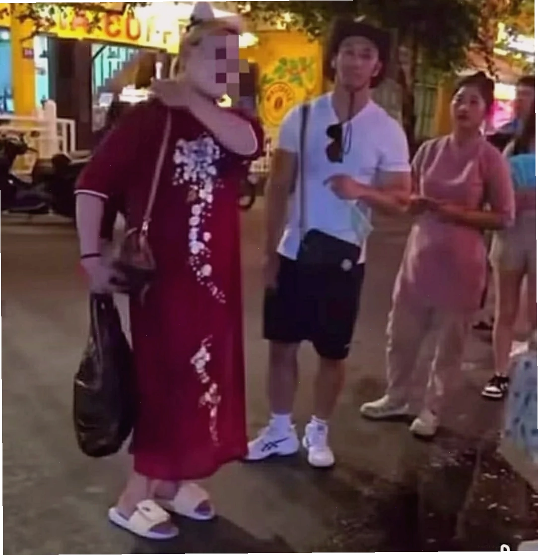 cô gái ăn mặc phản cảm ở hội an với áo dài sai quy định