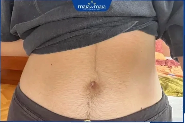 Cô gái ăn táo
