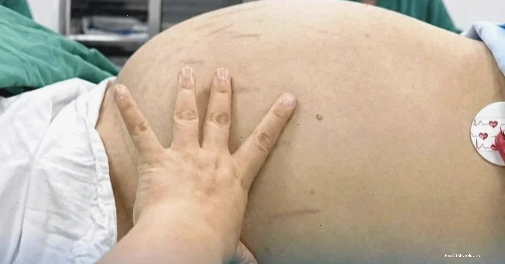 Cô gái bụng to ăn trái cây