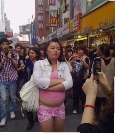 Cô gái bụng to nhìn gương