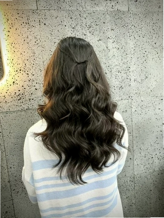 Cô gái bước lên cầu thang phía sau lưng cô gái