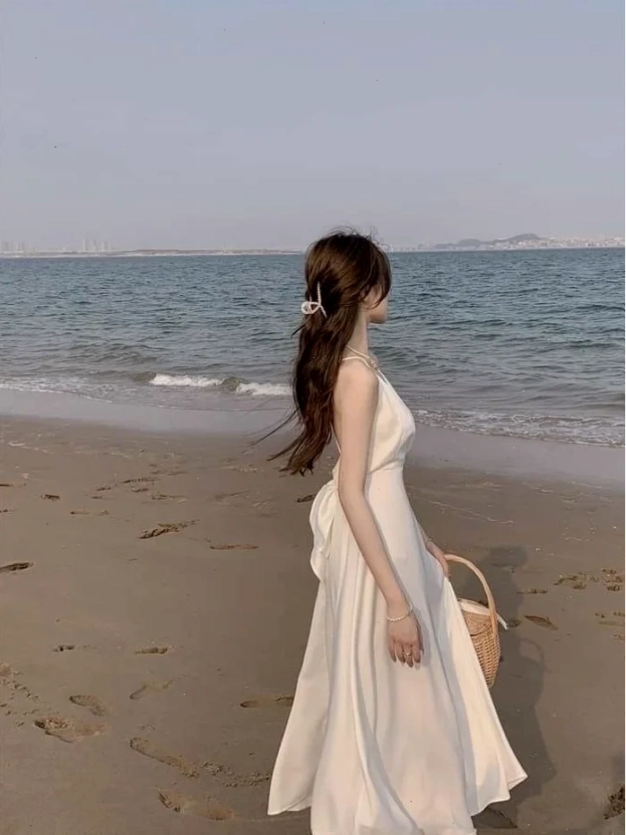Cô gái chạy nhảy phía sau lưng cô gái