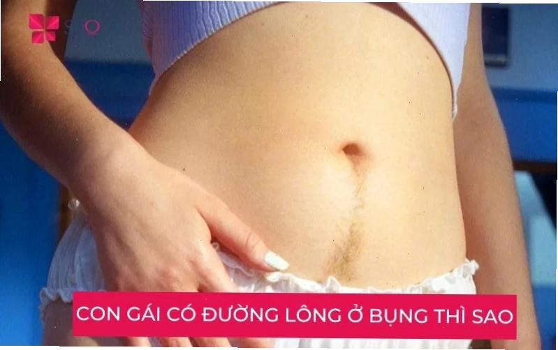 Cô gái chọn thực phẩm