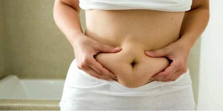 Cô gái chuẩn bị bữa ăn