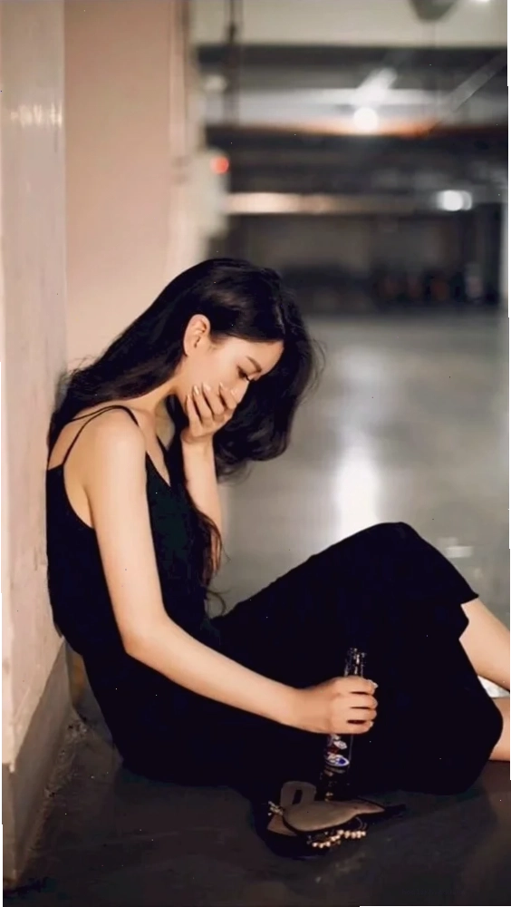 cô gái cô đơn giữa phố
