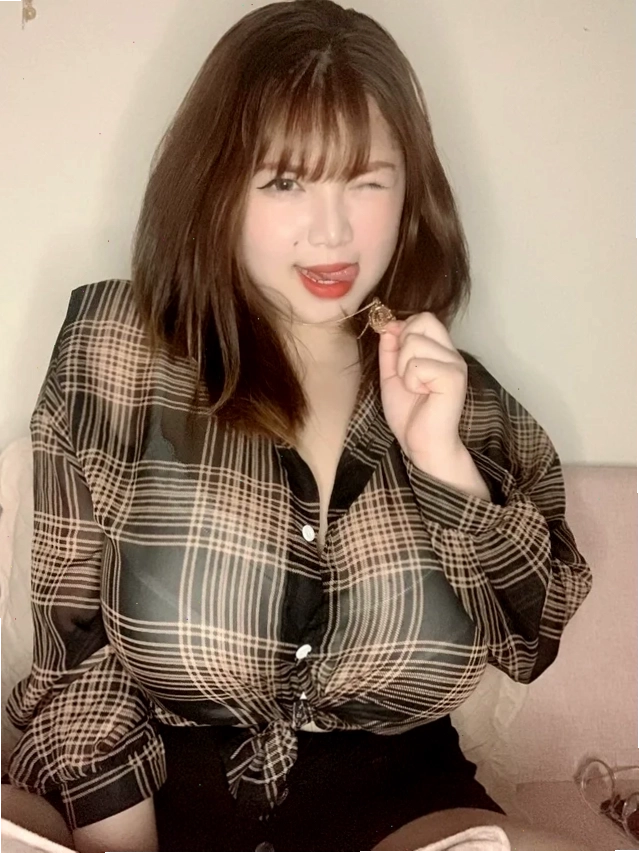 Cô gái có vòng 1 to nhất việt nam trên báo