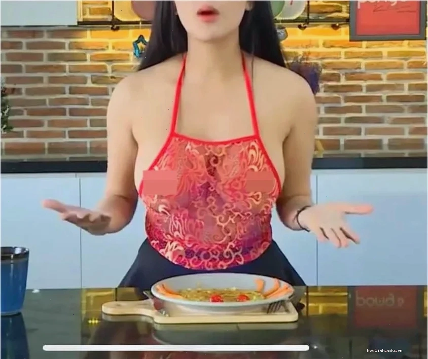 Cô gái dạo phố cùng trang phục sexy