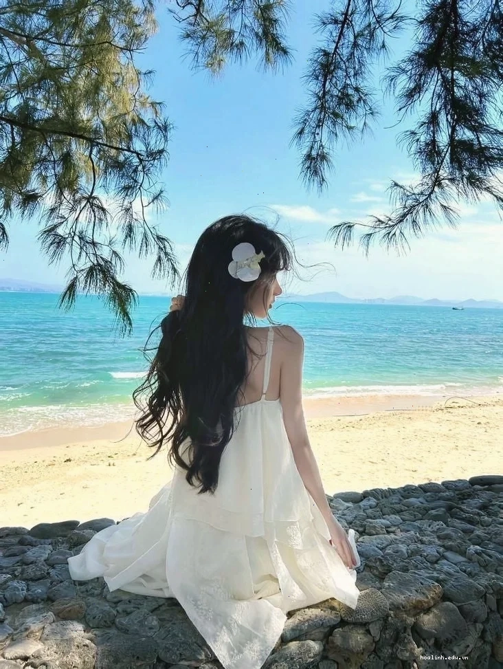 Cô gái đeo balo phía sau lưng cô gái