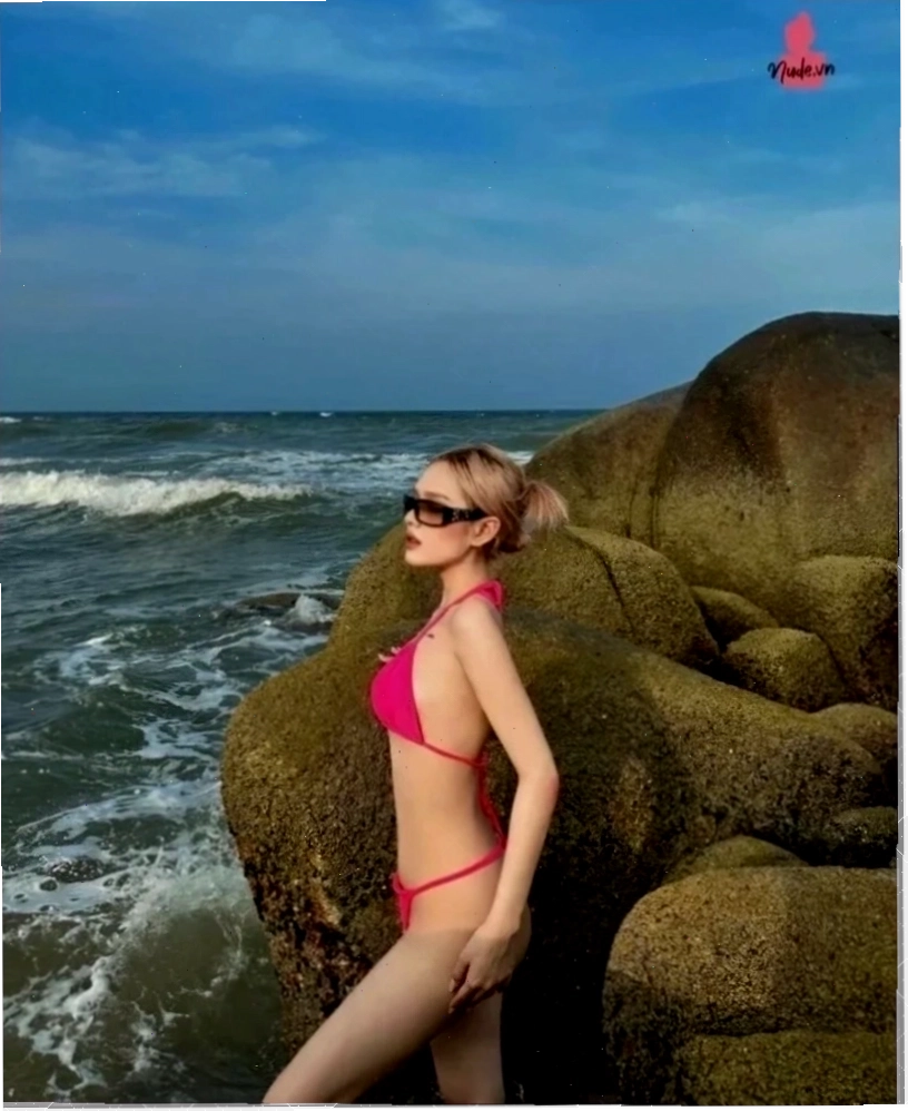 Cô gái diện ảnh gái xinh mặc bikini hồng đầy cá tính