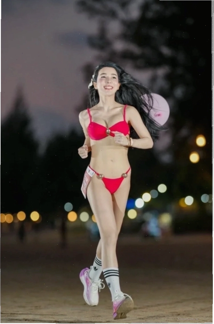 Bikini đỏ trên ghế nghỉ Cô gái diện bikini đỏ ngồi cạnh mép hồ