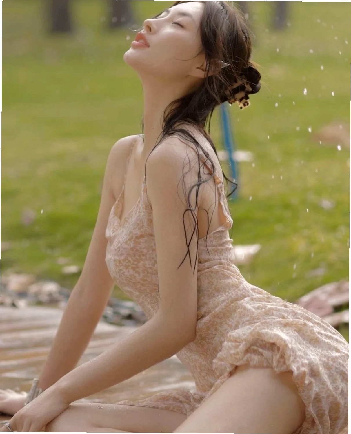 Cô gái bên sông Cô gái đội nón mặc váy hồng của gái trung sexy