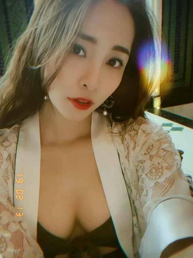 Cô gái khoe vòng ba đầy tự tin