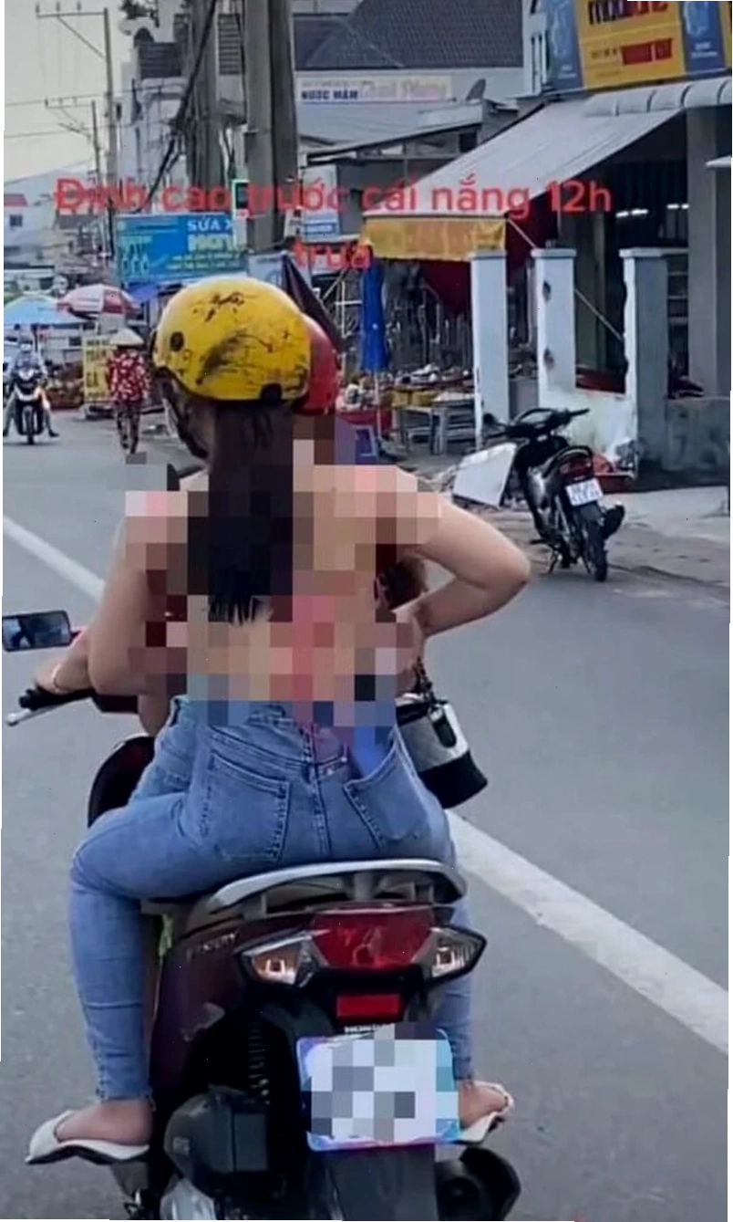 cô gái không mặc quần áo đi xe máy an toàn