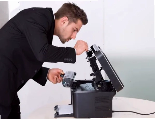 cô gái không mặc quần áo đi xe máy an toàn giao thông