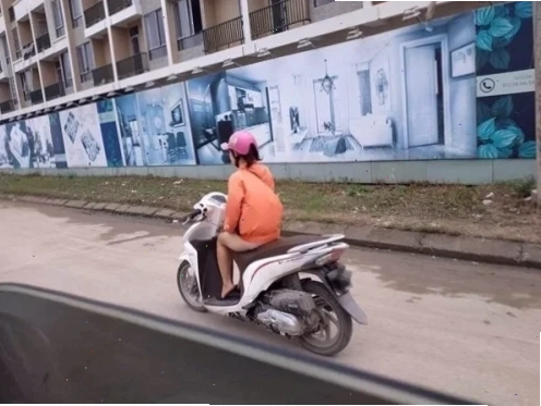 cô gái không mặc quần áo đi xe máy bị triệu tập