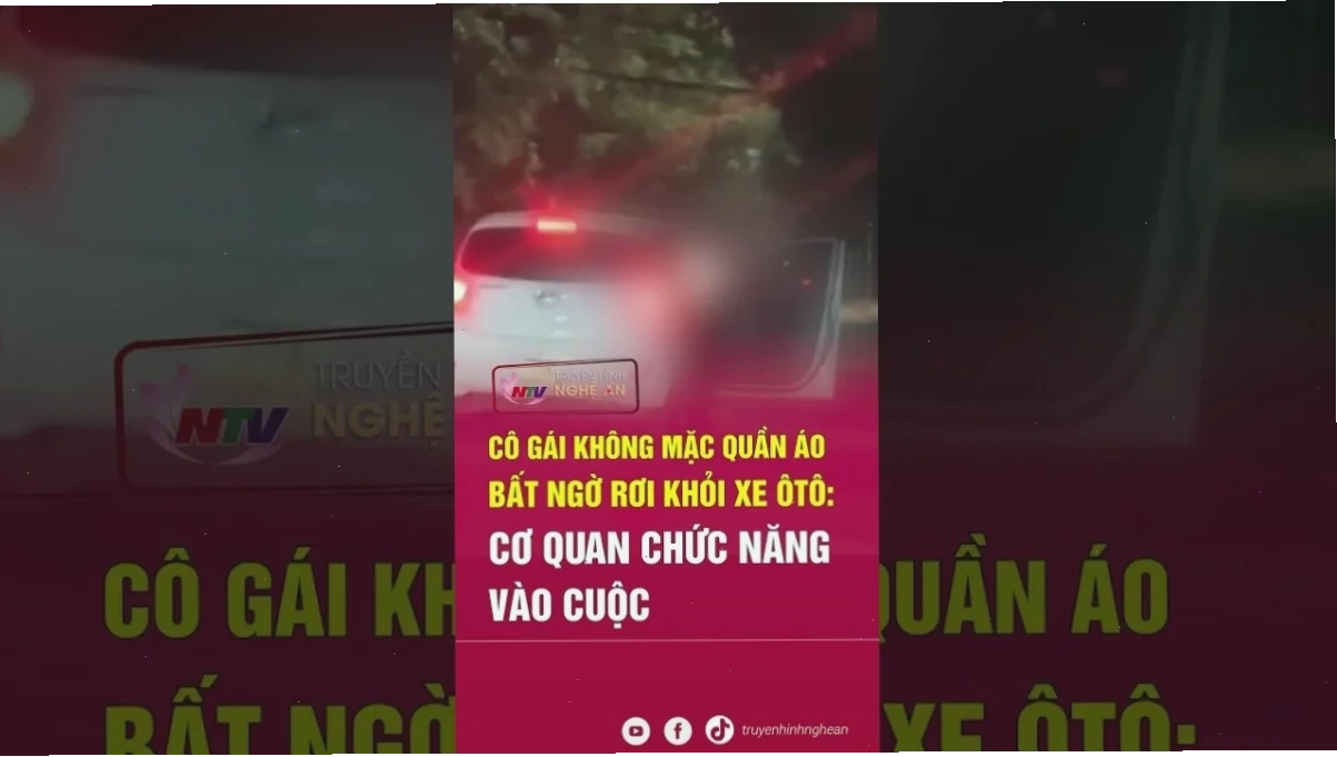cô gái không mặc quần áo đi xe máy cảnh báo