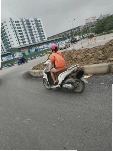 cô gái không mặc quần áo đi xe máy công khai