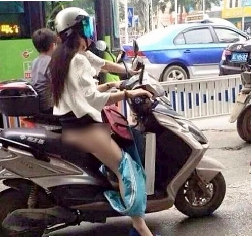 cô gái không mặc quần áo đi xe máy được kéo vào xe