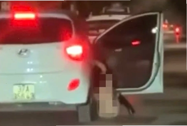 cô gái không mặc quần áo đi xe máy khai báo