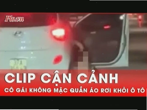 cô gái không mặc quần áo đi xe máy lo âu