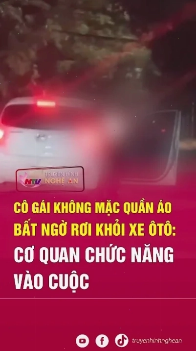 cô gái không mặc quần áo đi xe máy trong đêm