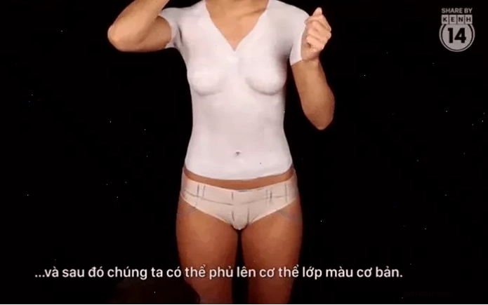 Cô gái không mặc quần áo ra đường trong clip gây xôn xao
