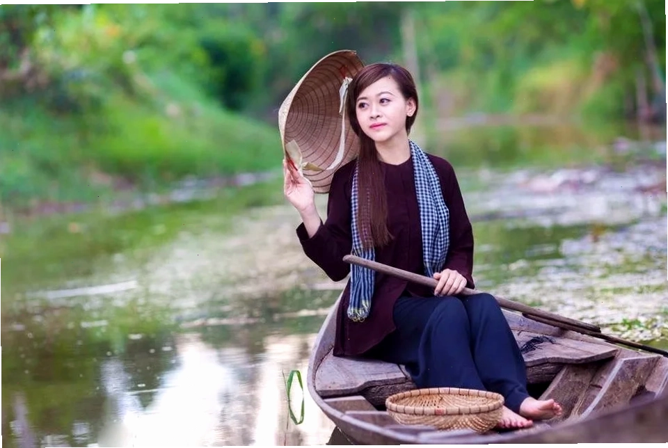 cô gái mặc áo bà ba bên