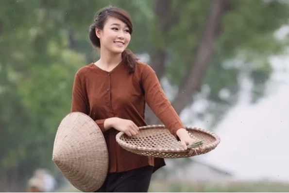cô gái mặc áo bà ba bên