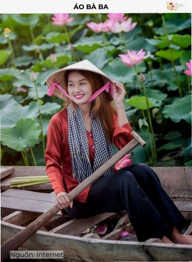 cô gái mặc áo bà ba bên