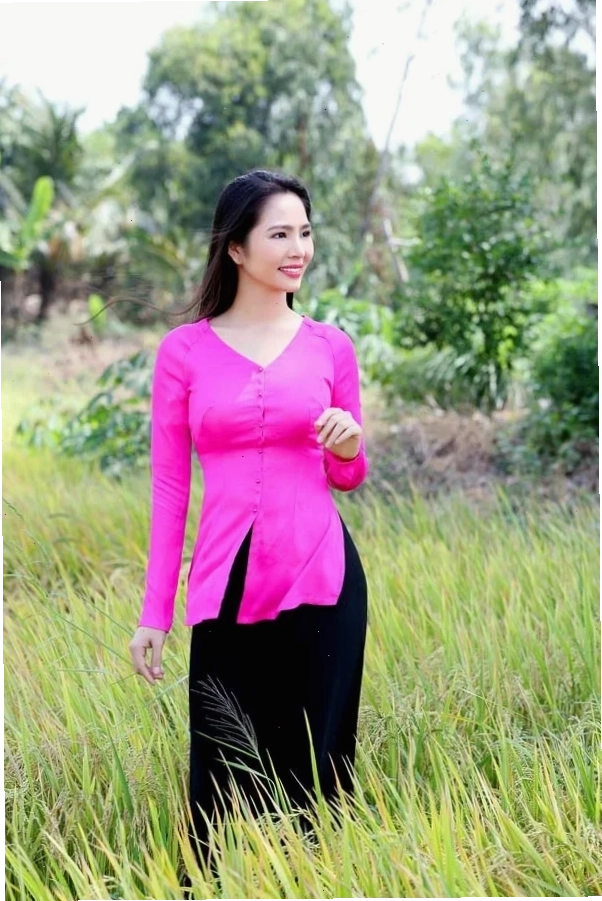 cô gái mặc áo bà ba bên sông
