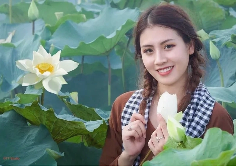 cô gái mặc áo bà ba bên vườn cây