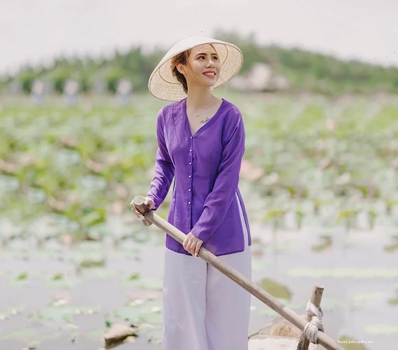 cô gái mặc áo bà ba bước