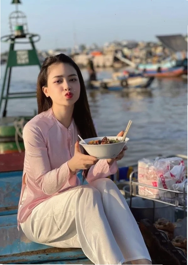 cô gái mặc áo bà ba cầm