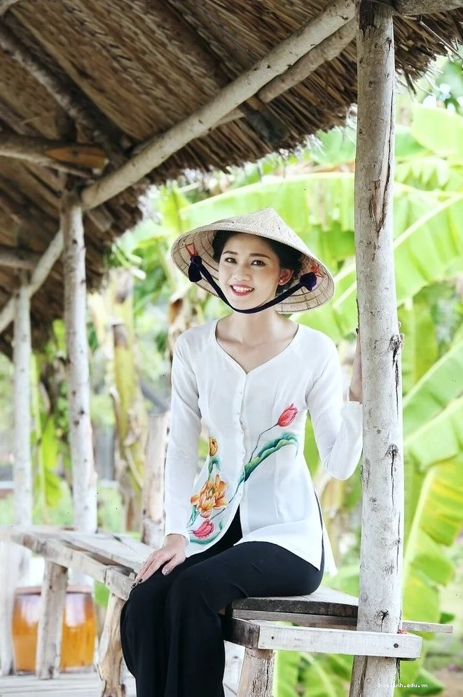 cô gái mặc áo bà ba cầm