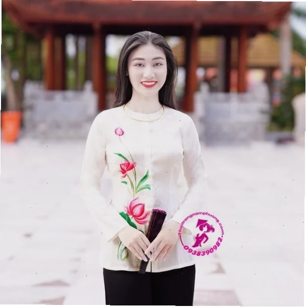 cô gái mặc áo bà ba chiều