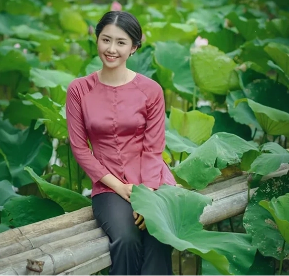 cô gái mặc áo bà ba chơi