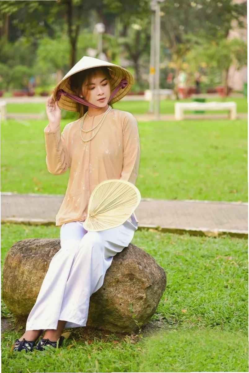 cô gái mặc áo bà ba chơi