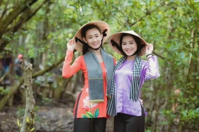 cô gái mặc áo bà ba cười