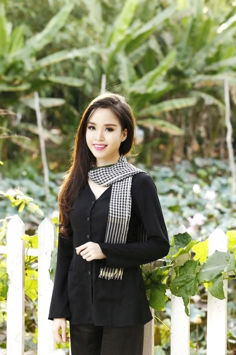 cô gái mặc áo bà ba cười tươi