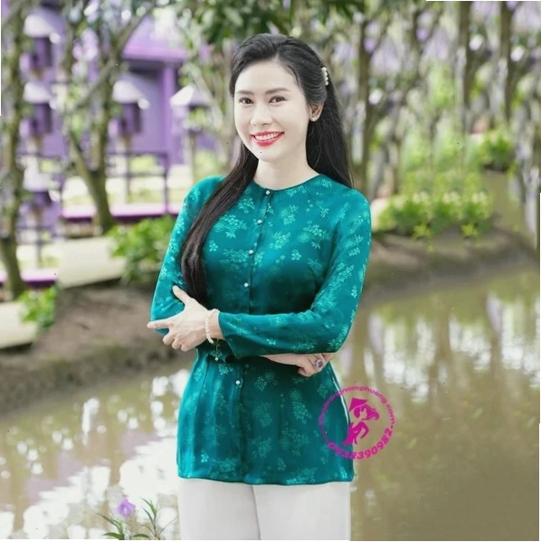 cô gái mặc áo bà ba đang