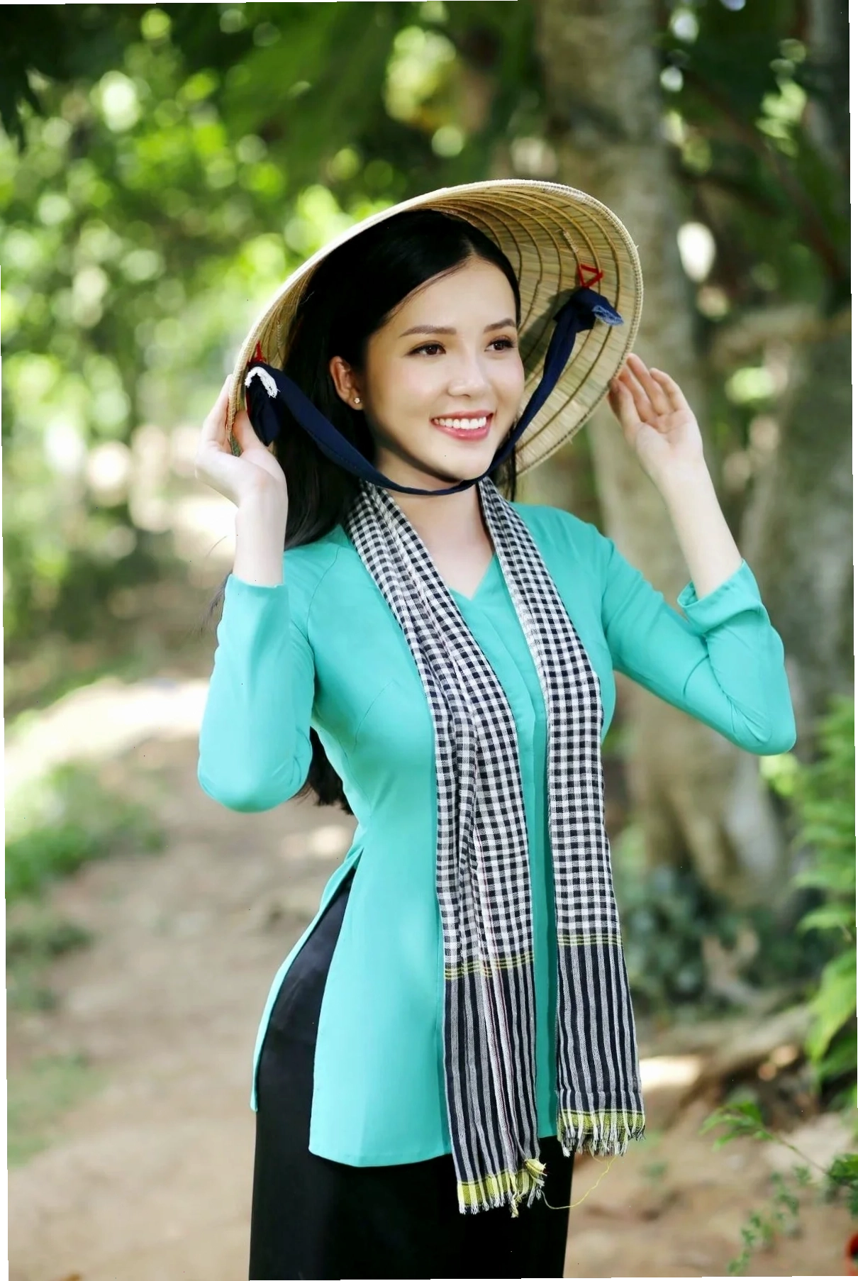 cô gái mặc áo bà ba đẹp trên cánh đồng
